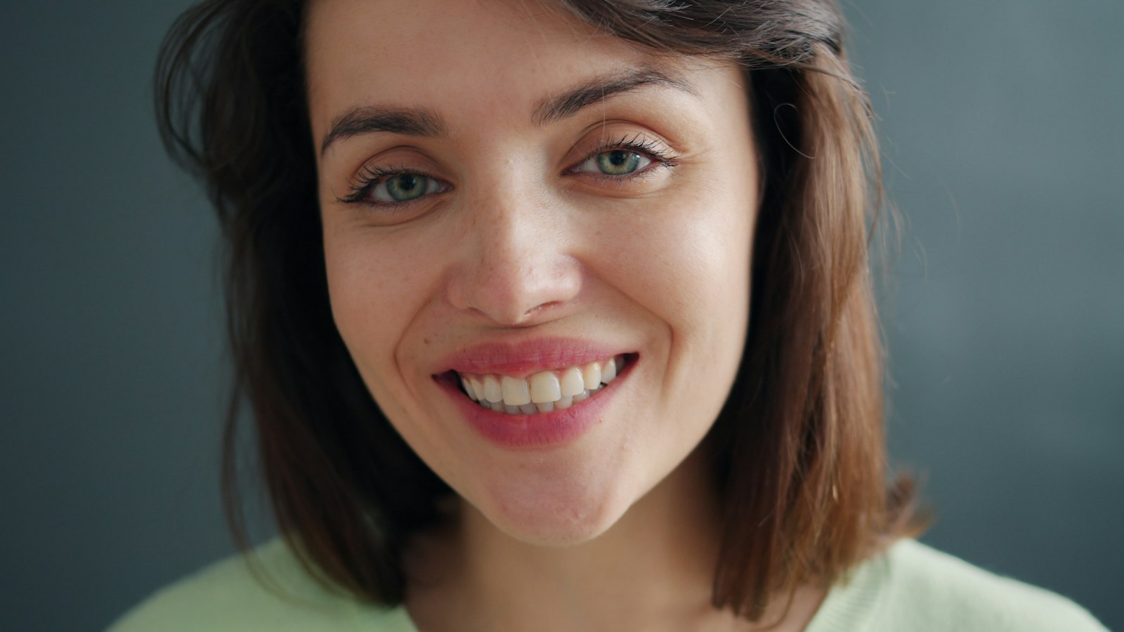 Paciente sonriendo tras un tratamiento de estética dental en Huelva